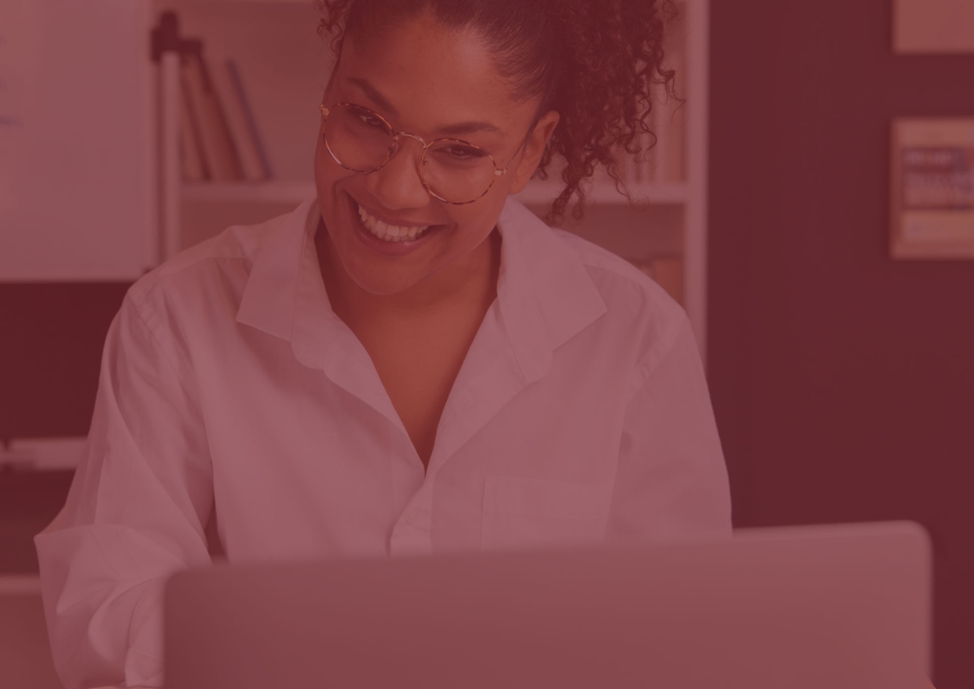 Profissional de saúde em atendimento online, conversando pelo computador